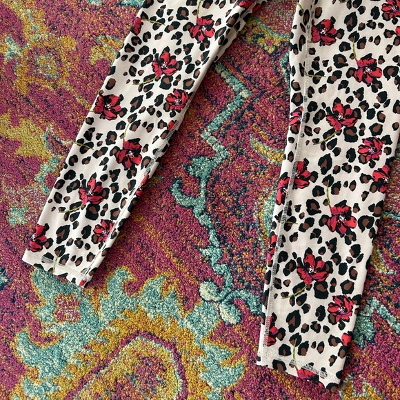 🔥Wildfox | Women’s light coral cheetah/floral print buttery soft leggings size M - Picture 7 of 16